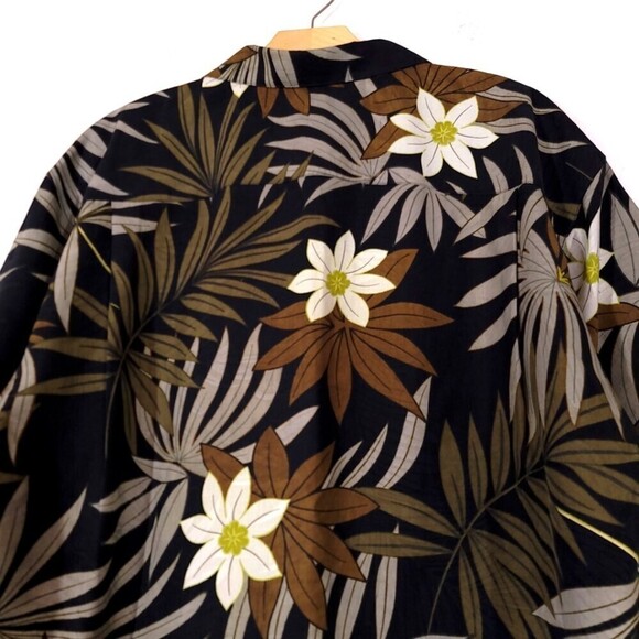 NEW Tommy Bahama 100% Silk Textured Short Sleeve Resort Button Down Green Floral - Picture 8 of 9